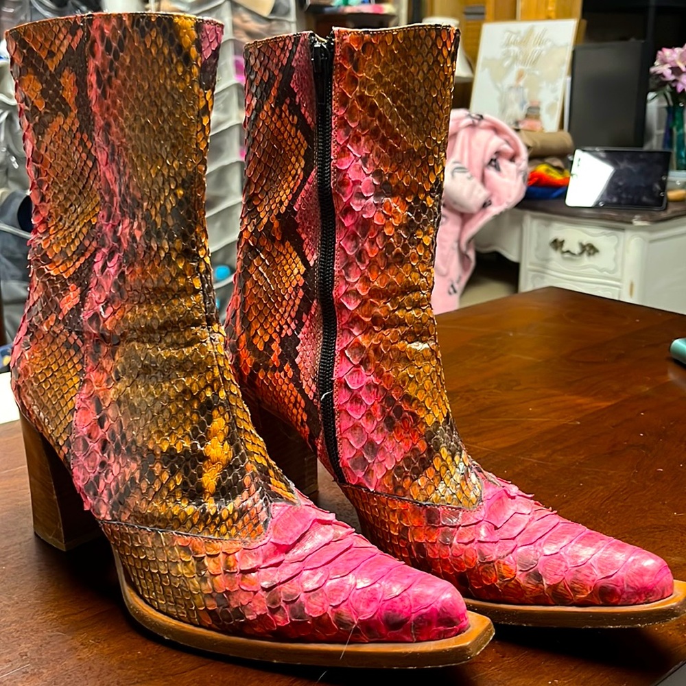 LE SILLA pink snakeskin boots